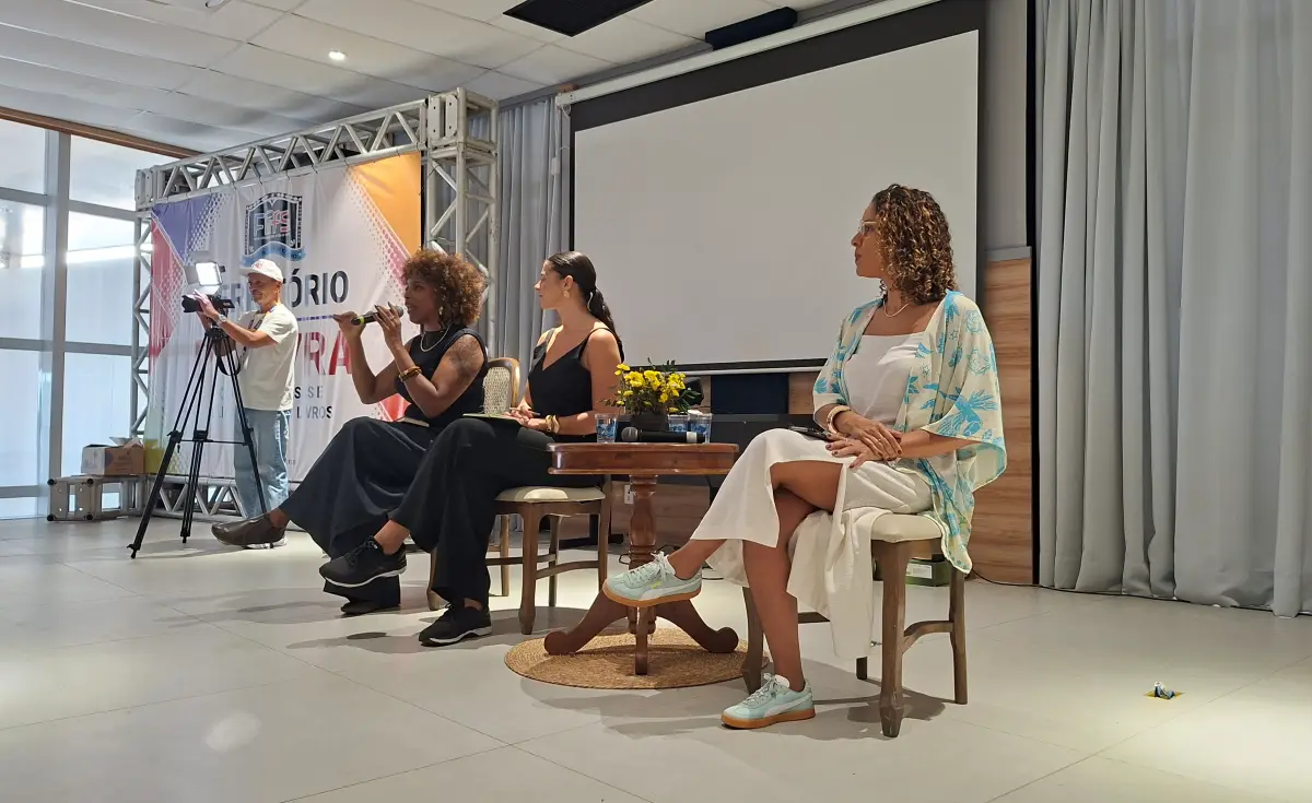 “Quem narra a notícia também influencia”: Jéssica Senra, Midiã Noelle e Júlia do Monte debatem o fazer jornalístico no Flifs