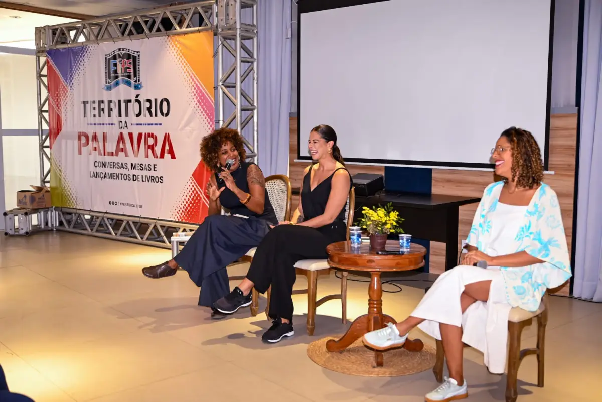“Quem narra a notícia também influencia”: Jéssica Senra, Midiã Noelle e Júlia do Monte debatem o fazer jornalístico no Flifs