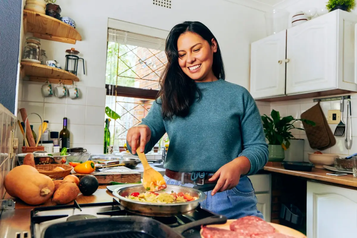 Rotina: jovens aumentam hábito de cozinhar em casa