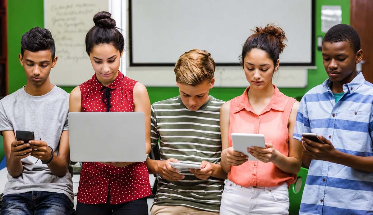 Jovens - celular - computador - aparelhos