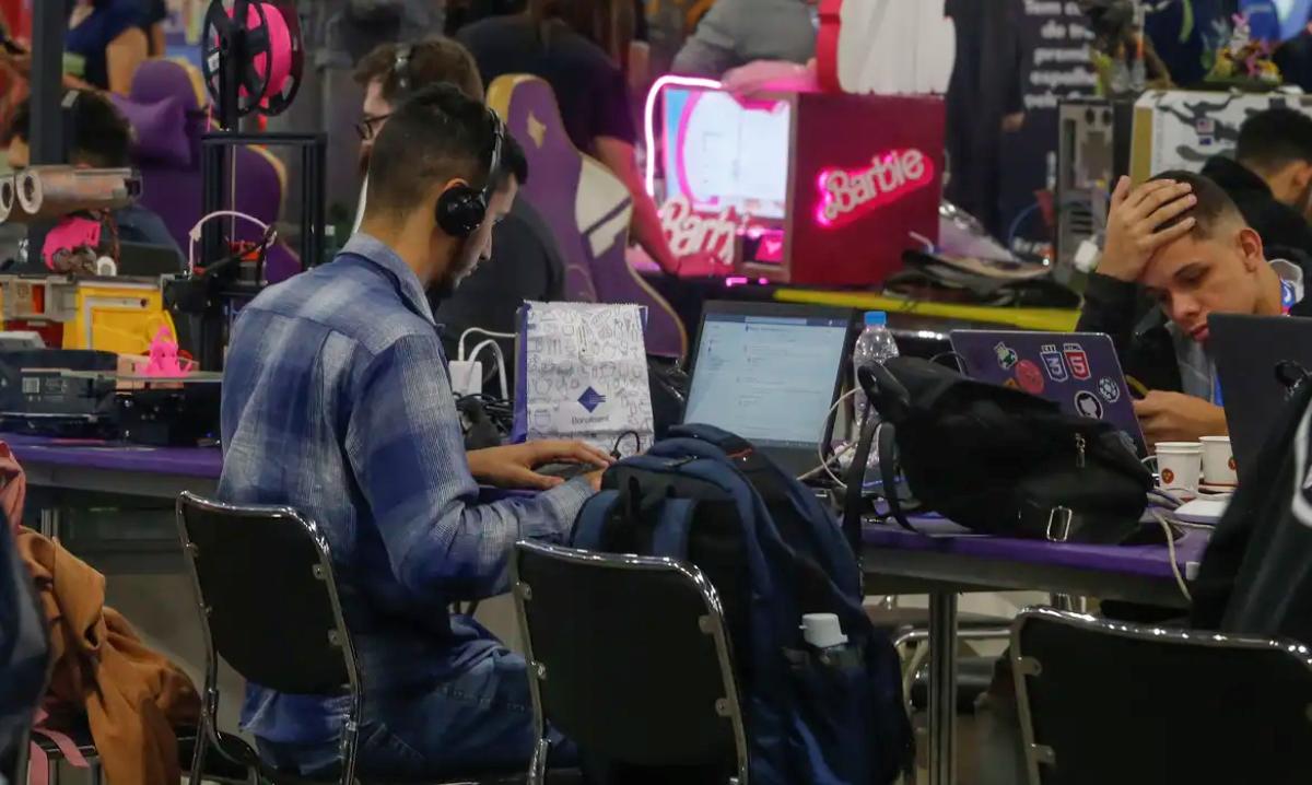Jovens em computadores