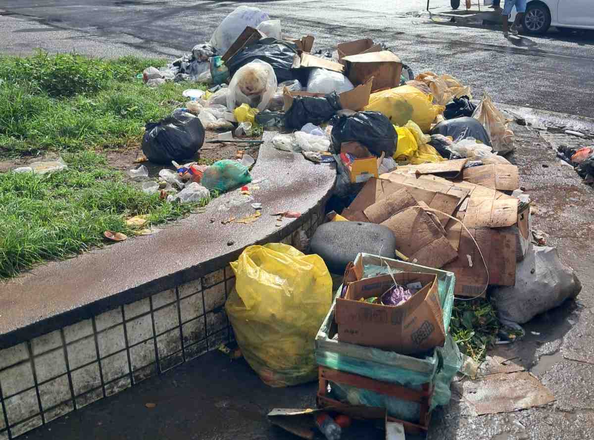 Lixo acumulado em Feira de Santana