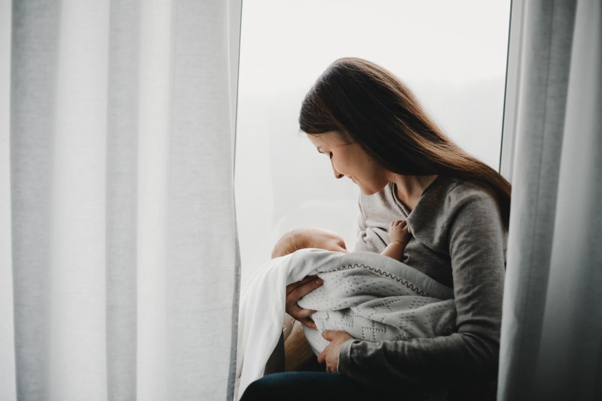 Mãe com bebê no puerpério