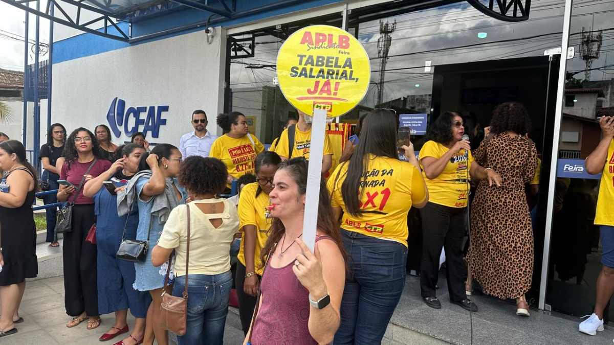 Manifestação dos professores em frente ao CEAF de Feira de Santana