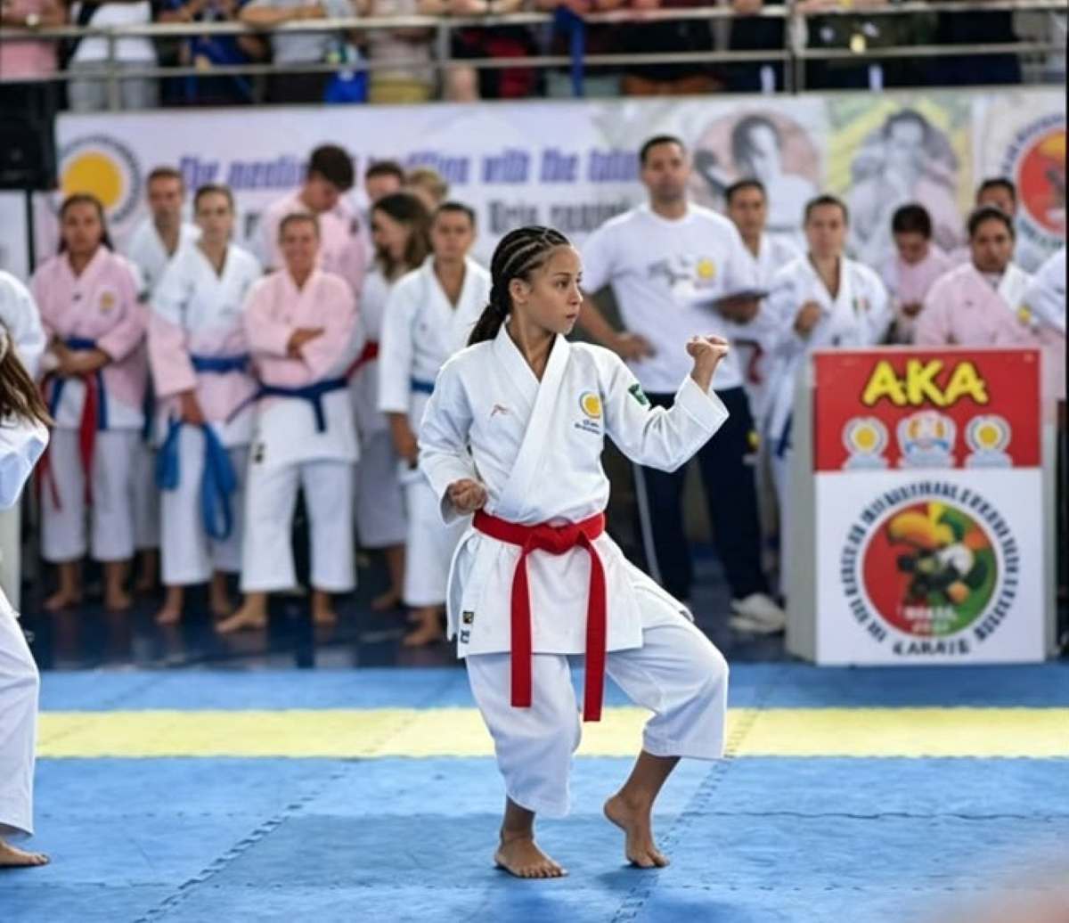 Mariah Soares fazendo o kata