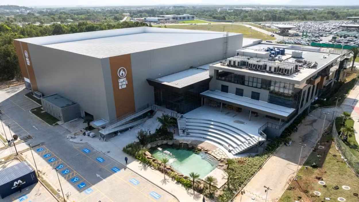 Megaigreja com três templos, câmera de estádio e sonorização de festival é inaugurada