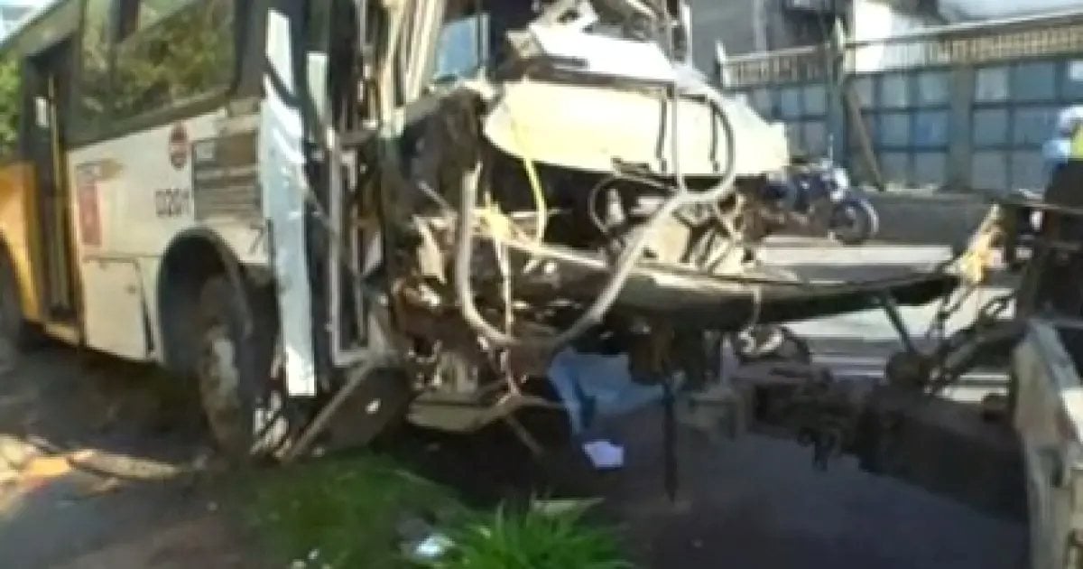 Micro-ônibus colide com poste em Salvador