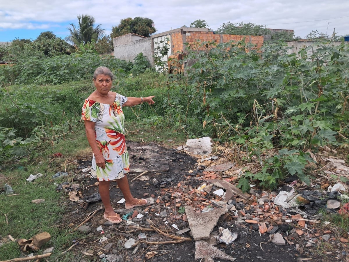Moradores da Queimadinha sofrem com acúmulo de lixo, falta de rede de esgoto e presença de insetos e animais peçonhentos