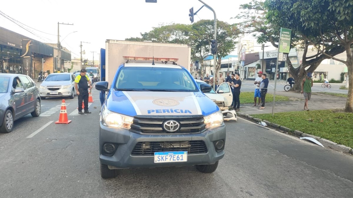 Motoboy morre após ser atingido por carro em avenida de Feira de Santana