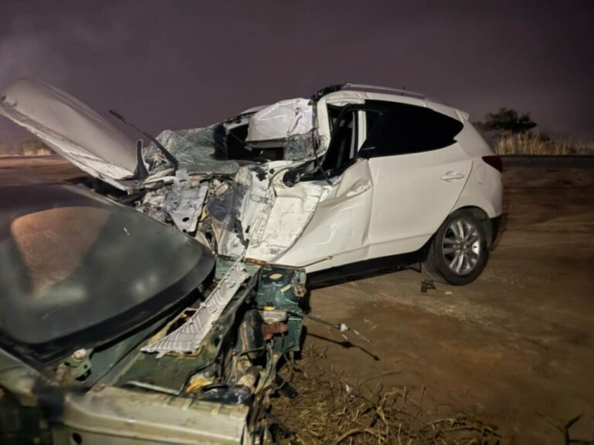 Mulher fica presa às ferragens após colisão entre carro e caminhão-baú