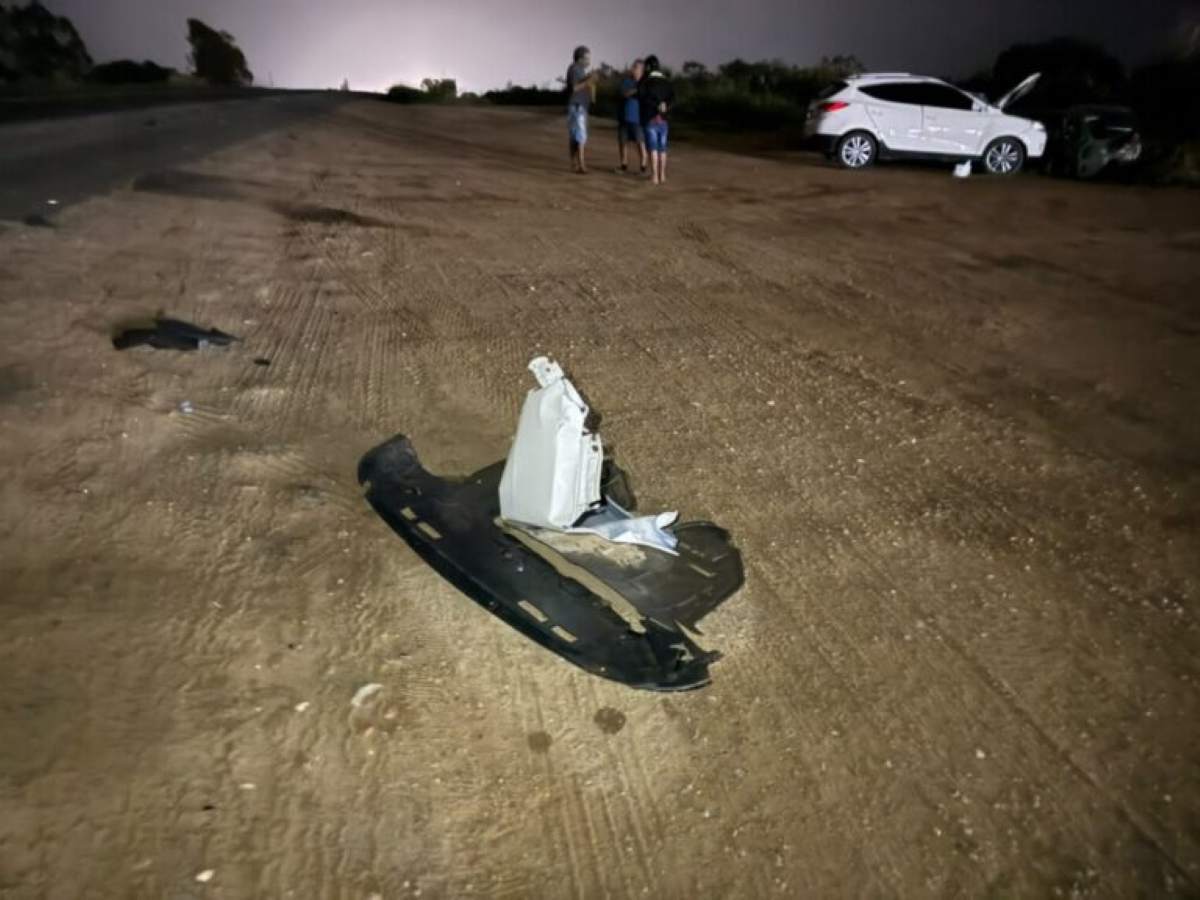 Mulher fica presa às ferragens após colisão entre carro e caminhão-baú