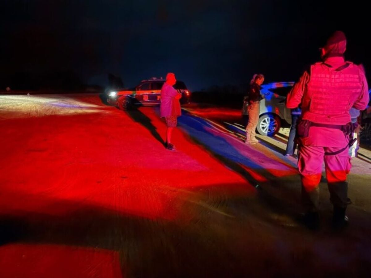 Mulher fica presa às ferragens após colisão entre carro e caminhão-baú
