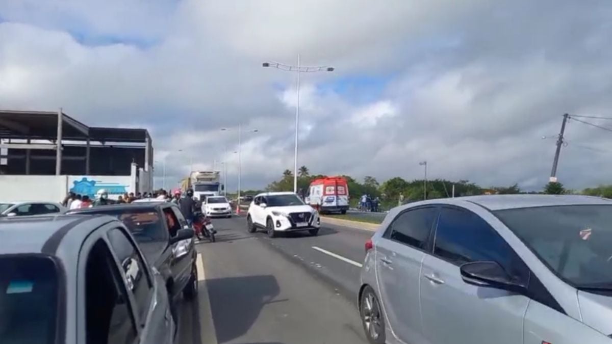 Mulher morre após colidir motocicleta contra poste na estrada Feira - São Gonçalo