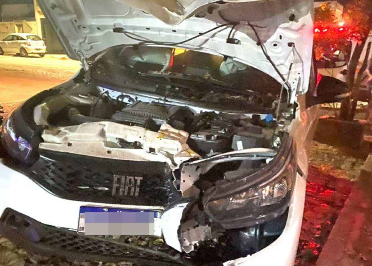 No terceiro acidente um carro bateu em um obstáculo