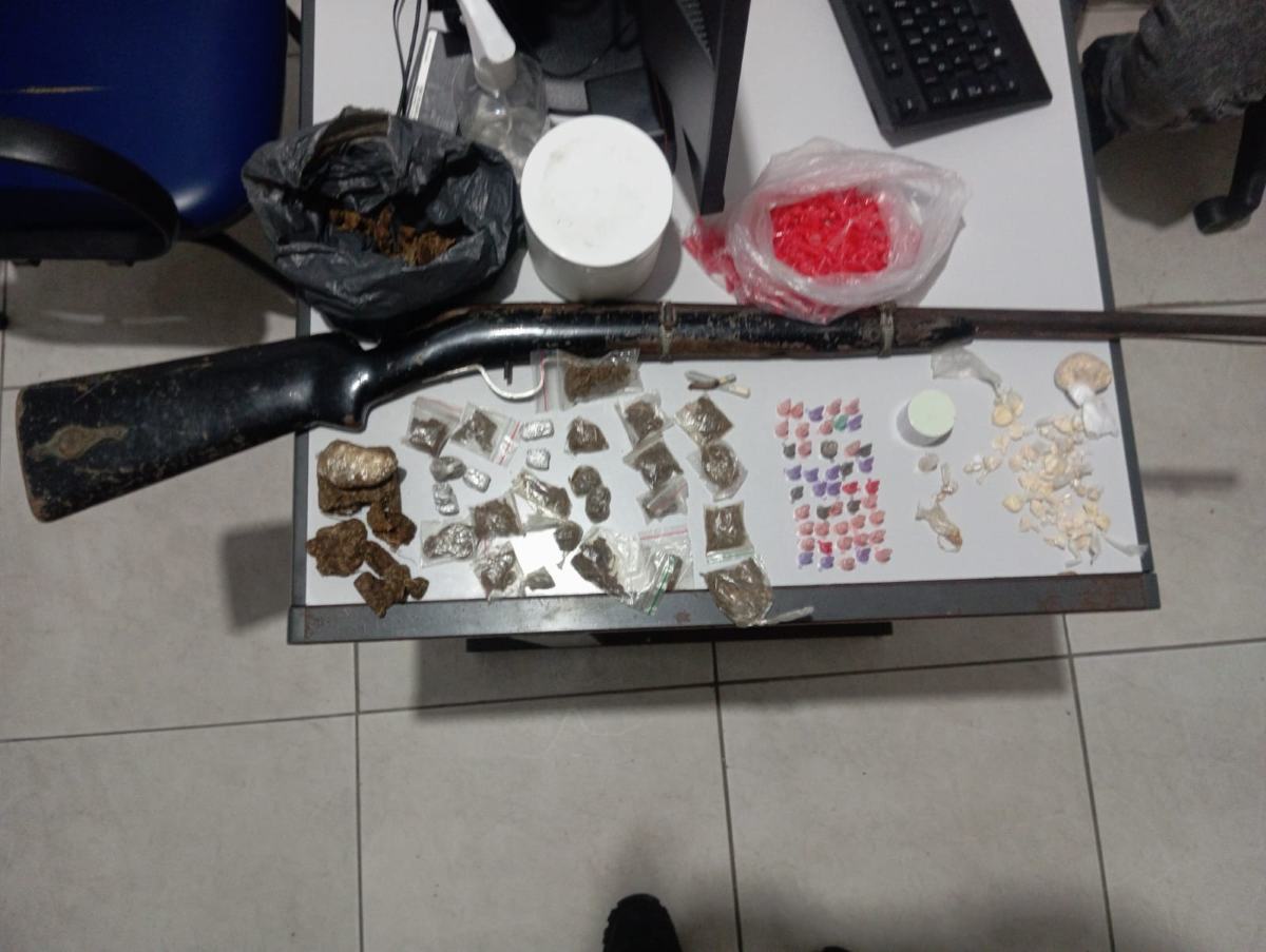 PM-apreende-espingarda-artesanal-e-drogas-em-povoado-de-Santa-Barbara-Foto-Ascom-do-25o-BPM.jpg