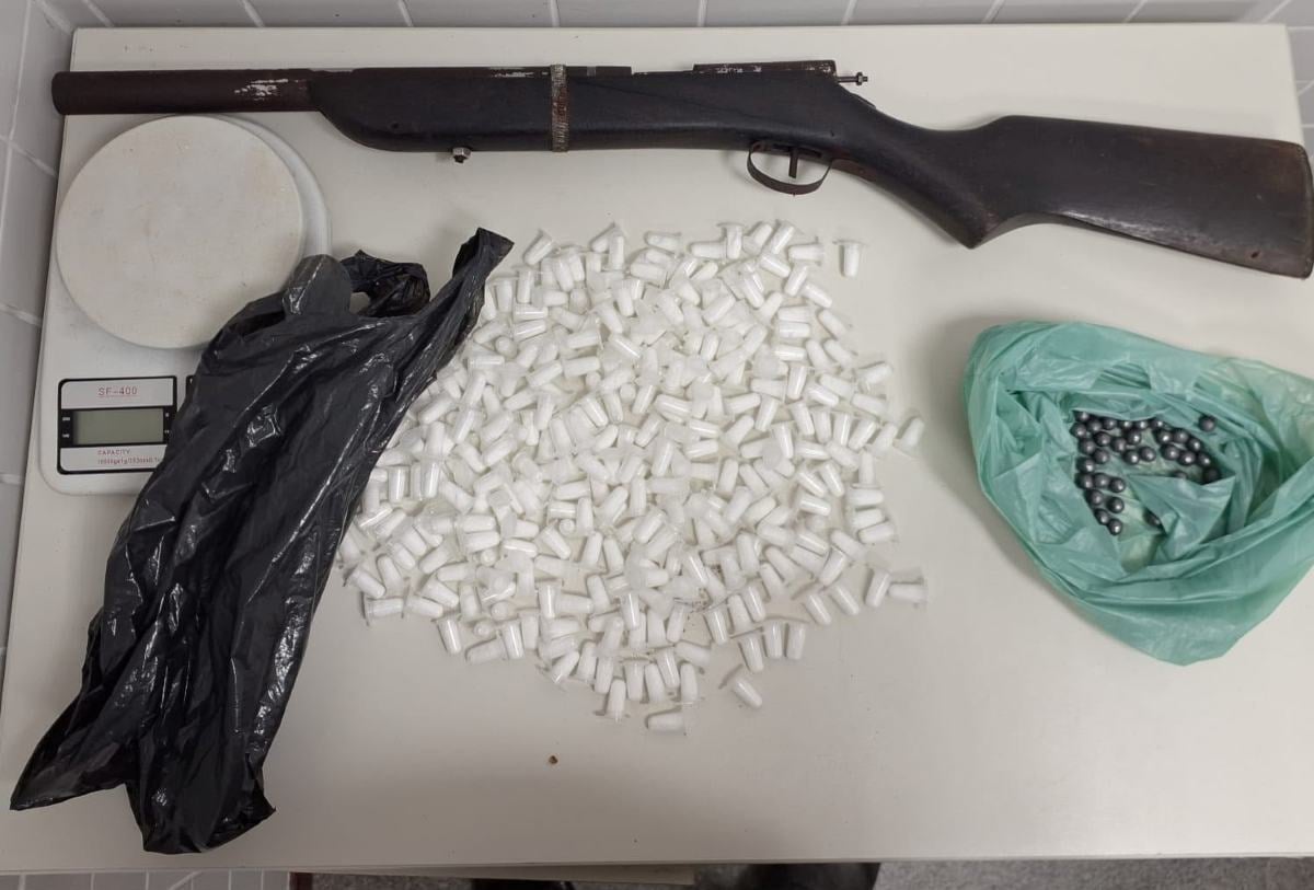 PM intensifica policiamento e apreende espingarda, armas e drogas em Feira de Santana