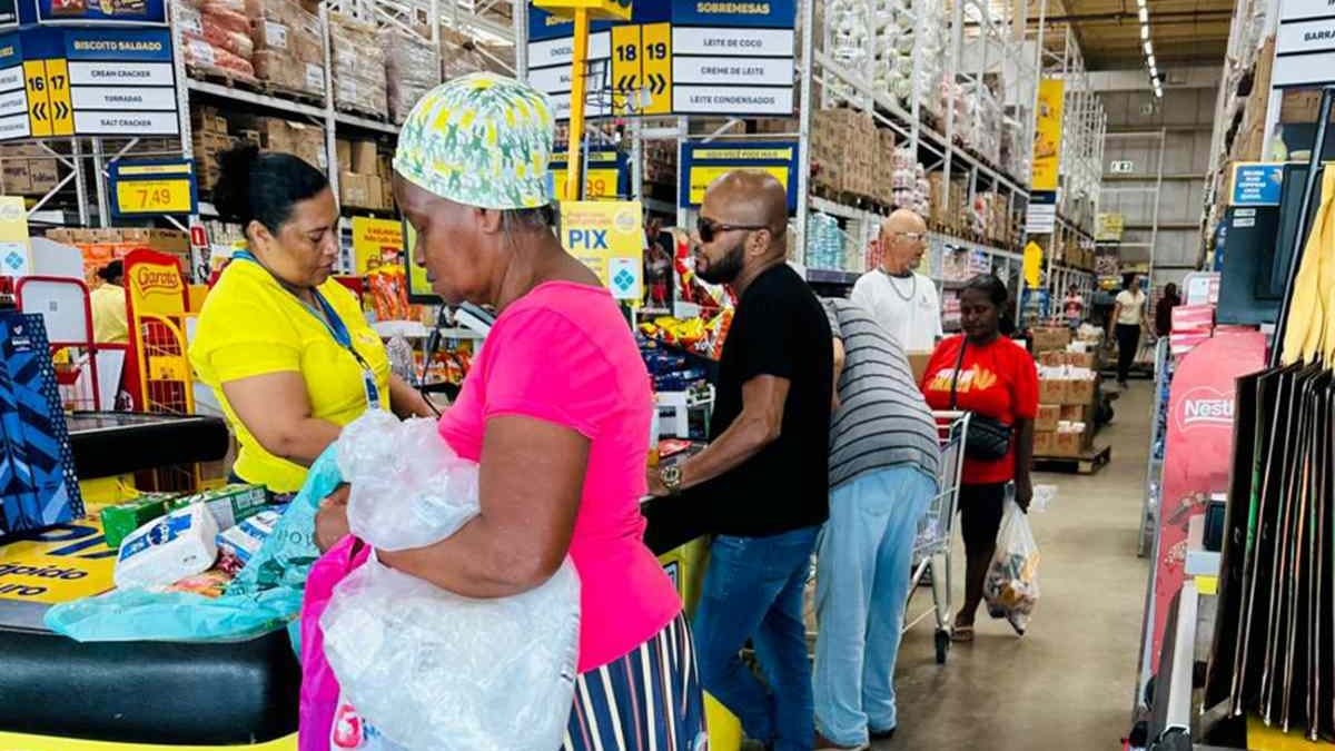 Pessoas fazendo compras em supermercado