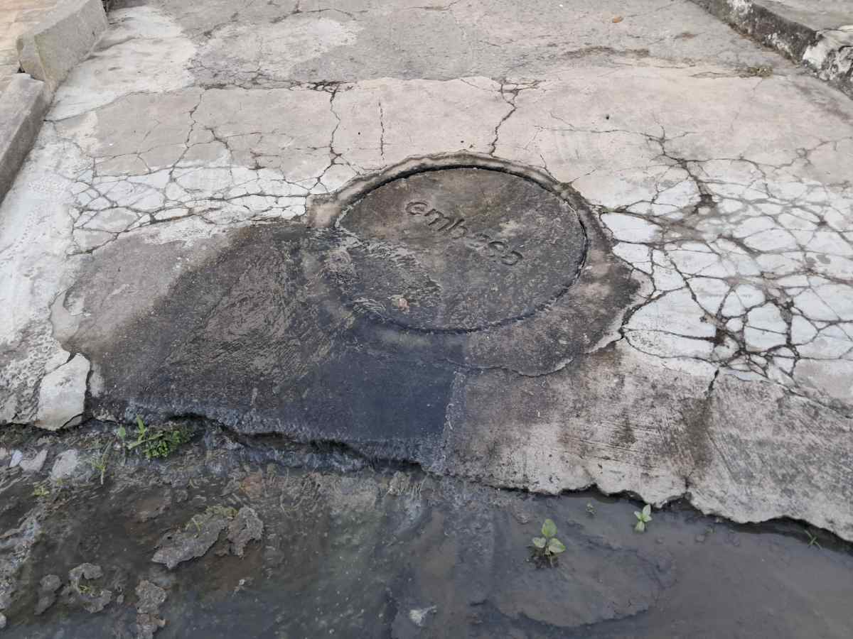 Rede de esgoto estourada na Rua São Martins, no bairro Tomba