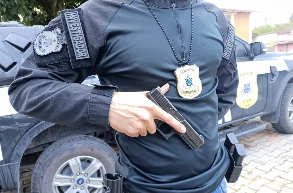 Casa de prostituição é alvo após denúncia envolvendo adolescente; mulher é presa