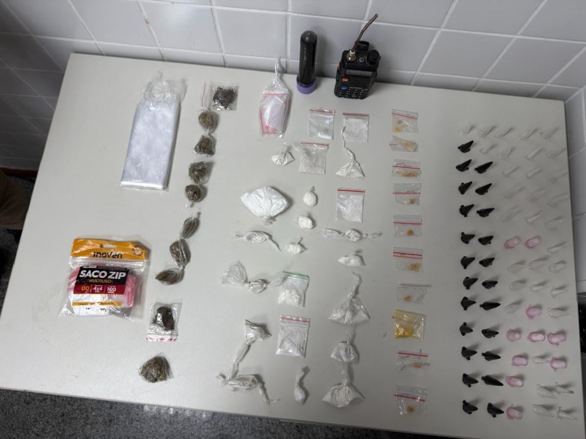 Polícia Militar realiza prisão, apreende drogas e recupera veículo com restrição de roubo em Feira de Santana