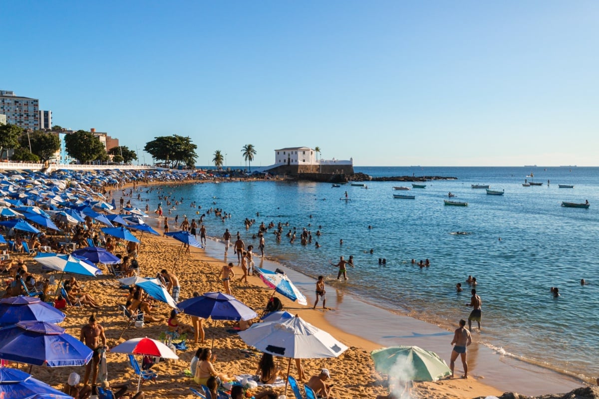 Prefeitura de Salvador instala boias no Porto da Barra para afastar embarcações; entenda foto mar embarcações Baia de todos os Santos