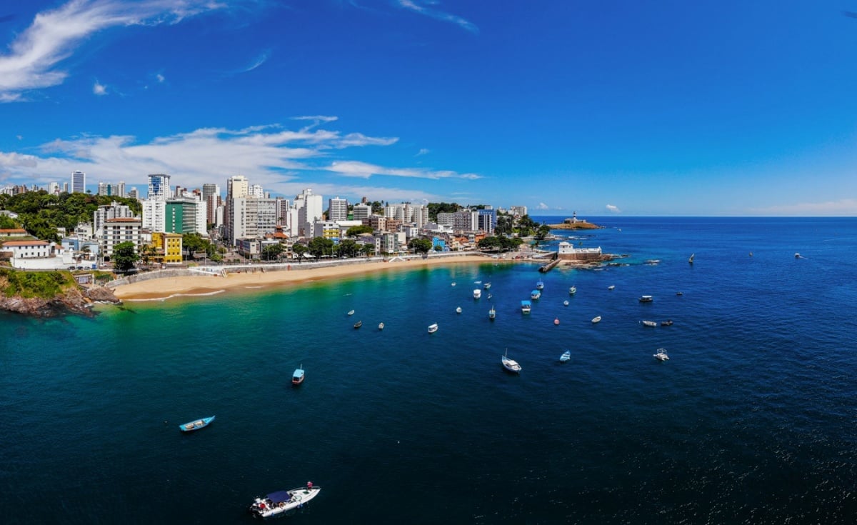 Prefeitura de Salvador instala boias no Porto da Barra para afastar embarcações; entenda foto mar embarcações Baia de todos os Santos
