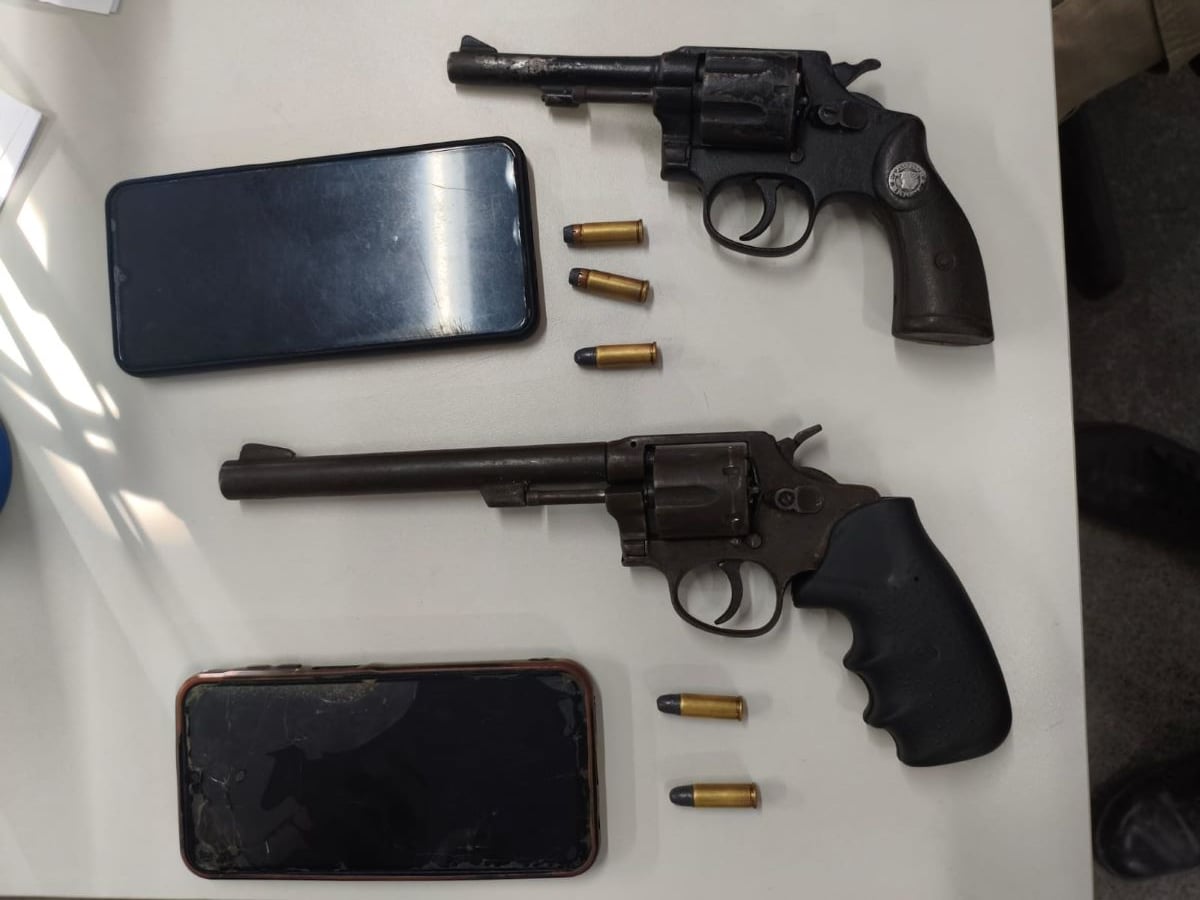 Prisão de dois homens por homicídio no Feira VII