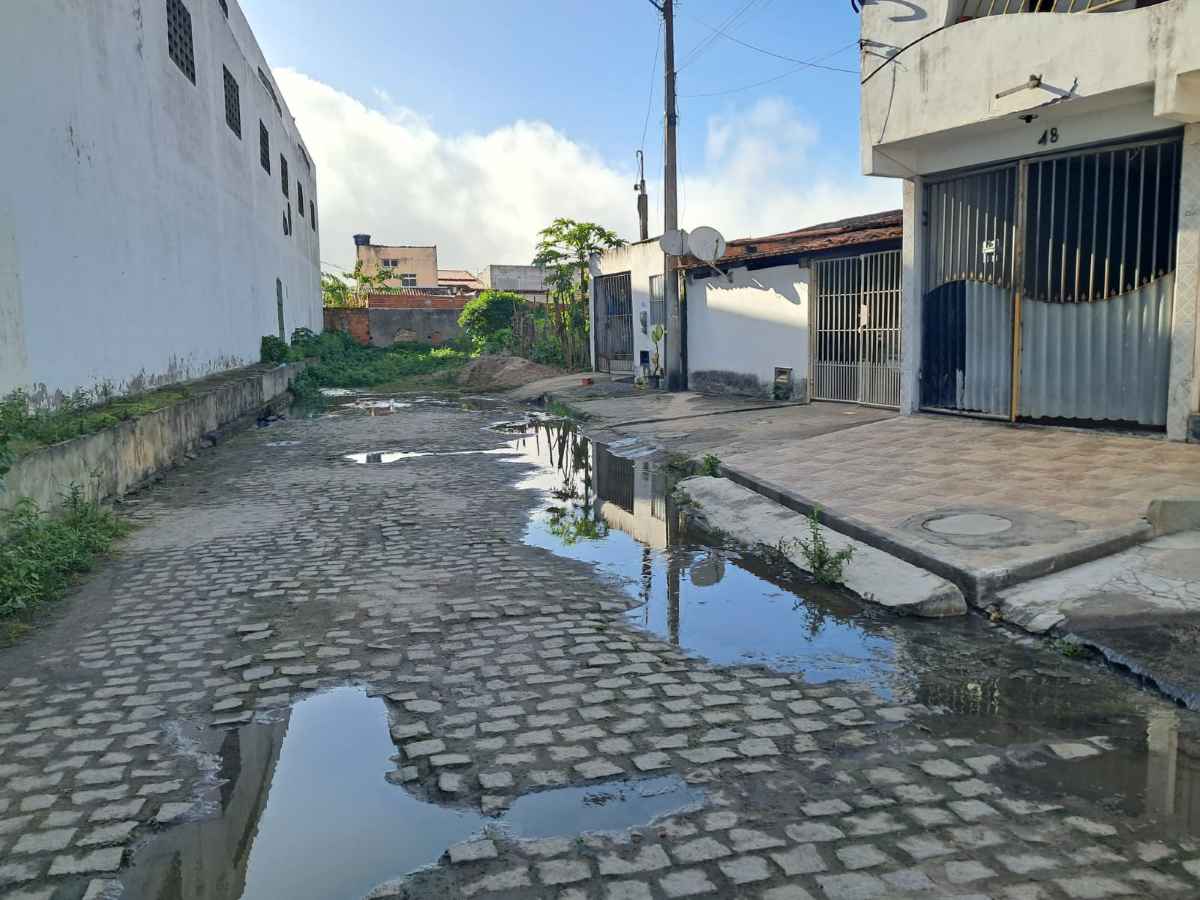 Rede de esgoto estourada na Rua São Martins, no bairro Tomba