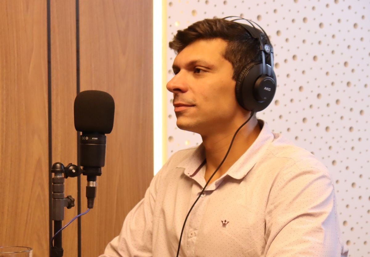 Rodrigo Almeida Barros durante entrevista no estúdio de podcast do Acorda Cidade