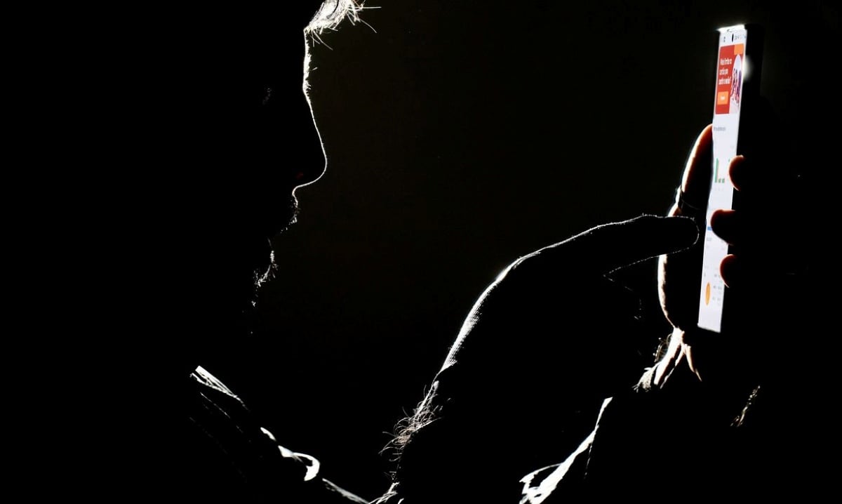 Silhueta-de-pessoa-com-celular-jogando-em-bets-Foto-Joedson-Alves-Agencia-Brasil.jpg