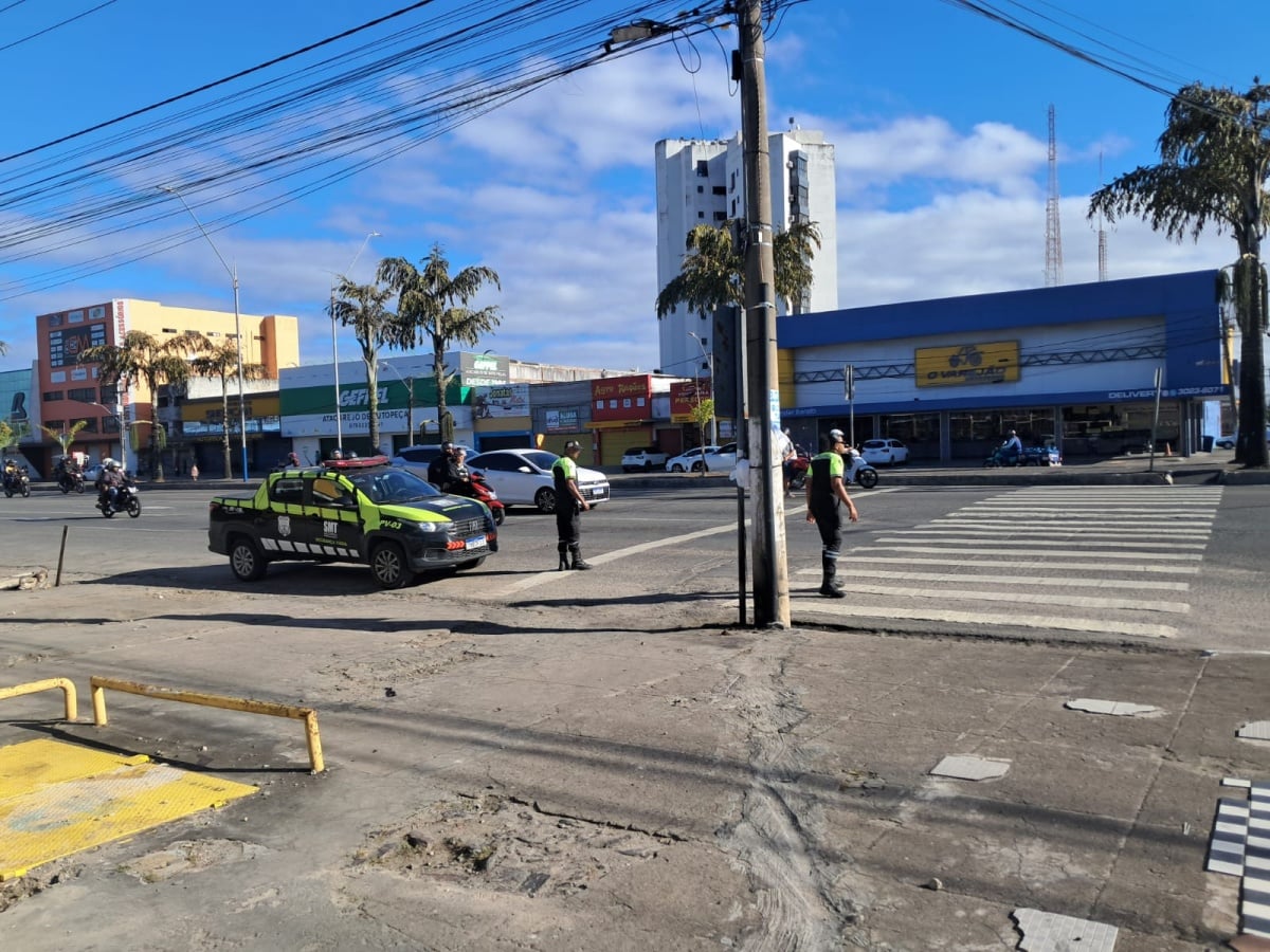 Sinaleiras apagadas complica trânsito no centro de Feira de Santana
