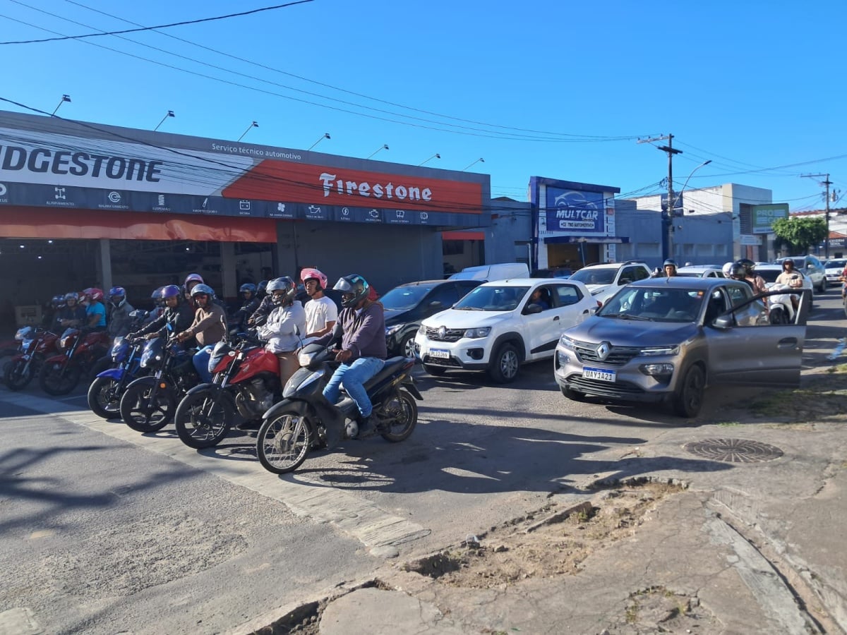Sinaleiras apagadas complica trânsito no centro de Feira de Santana