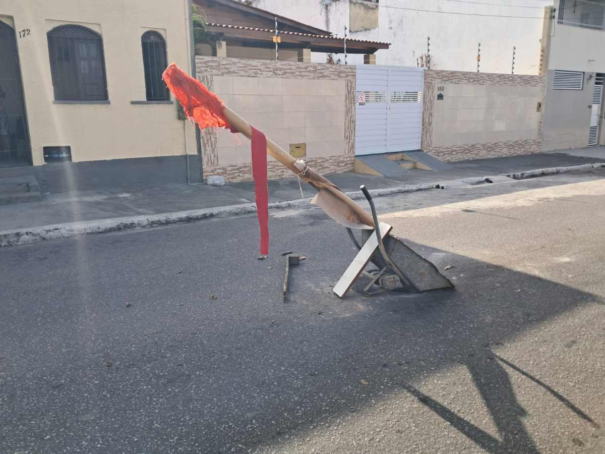 Tampa de esgoto é furtada e moradores improvisam sinalização para evitar acidentes em Feira de Santana