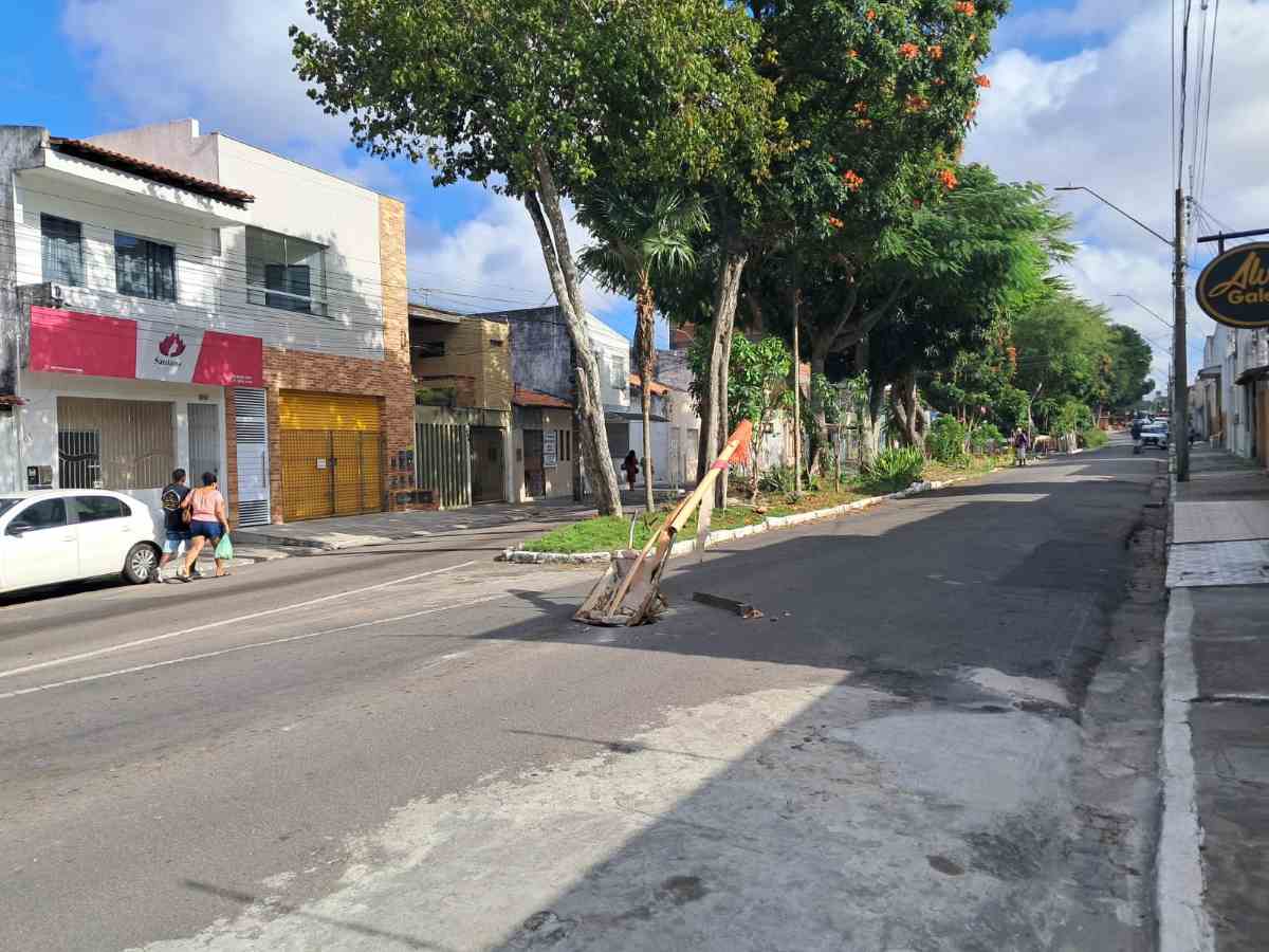 Tampa de esgoto é furtada e moradores improvisam sinalização para evitar acidentes em Feira de Santana