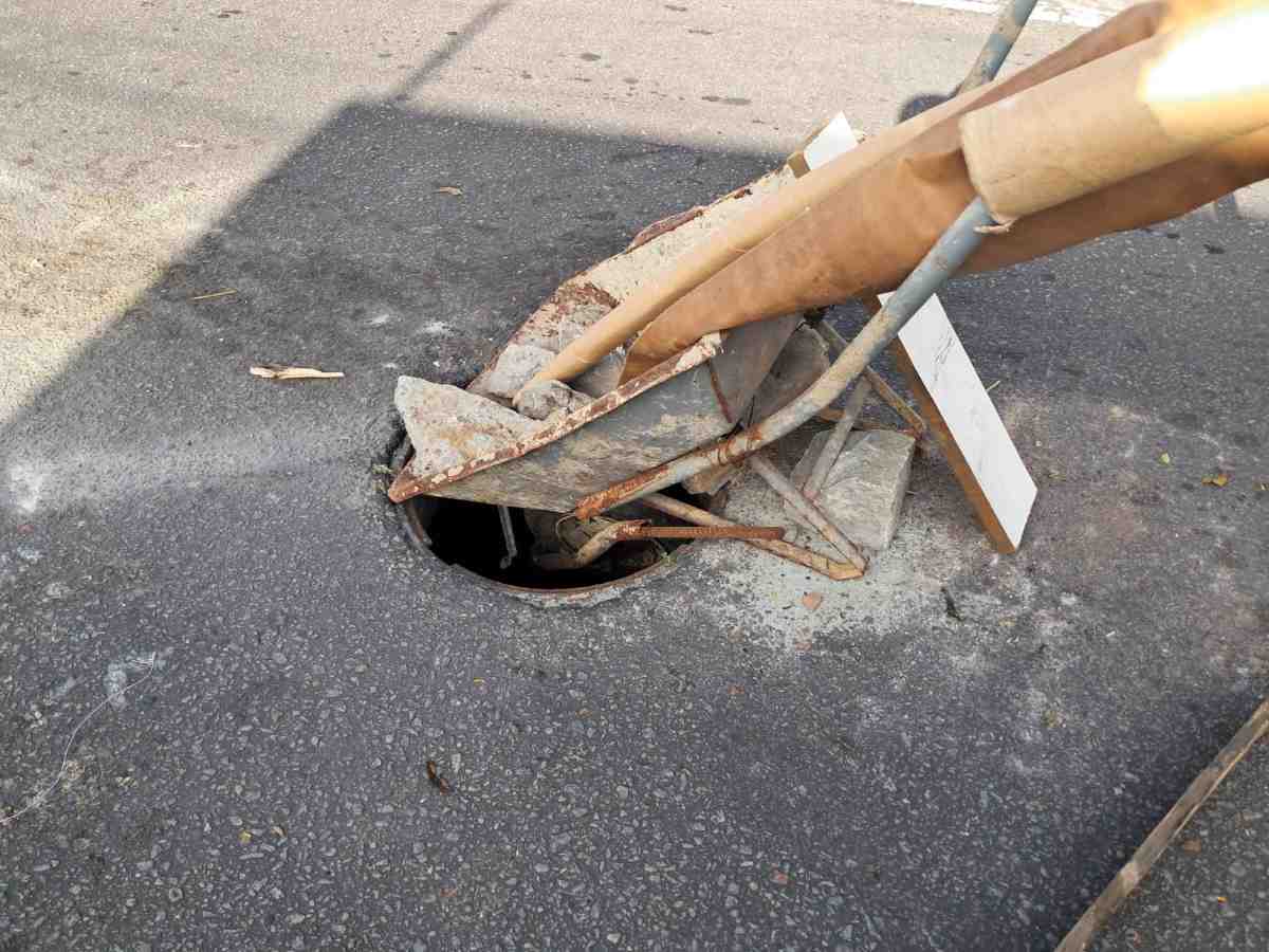 Tampa de esgoto é furtada e moradores improvisam sinalização para evitar acidentes em Feira de Santana
