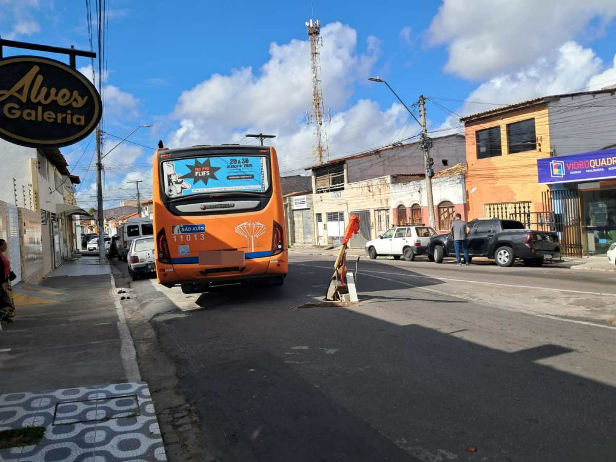 Tampa de esgoto é furtada e moradores improvisam sinalização para evitar acidentes em Feira de Santana