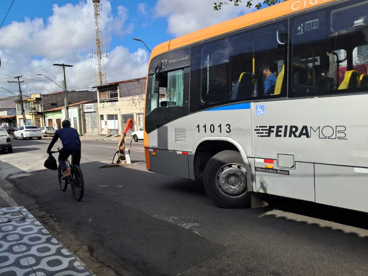 Tampa de esgoto é furtada e moradores improvisam sinalização para evitar acidentes em Feira de Santana
