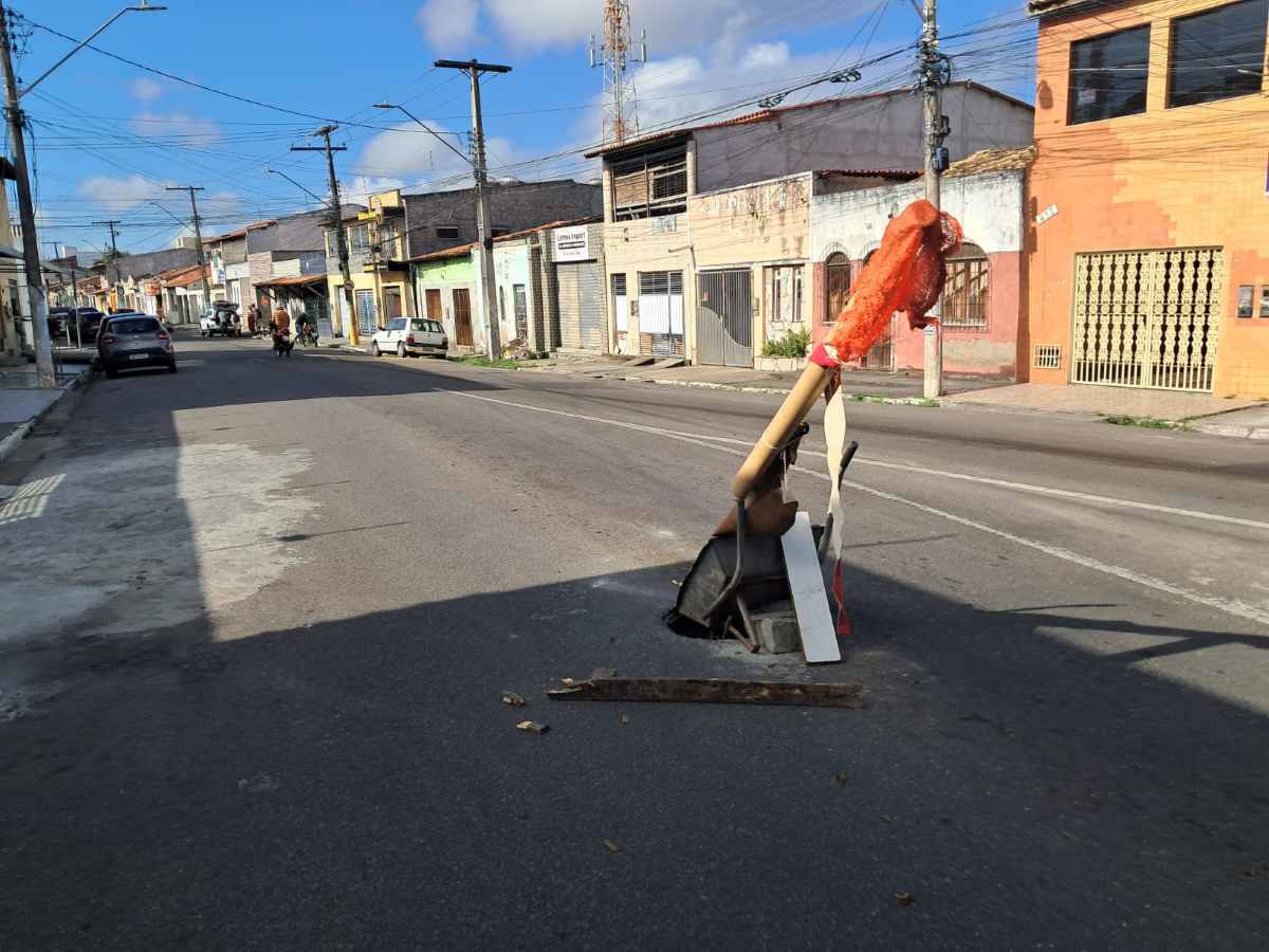 Tampa de esgoto é furtada e moradores improvisam sinalização para evitar acidentes em Feira de Santana