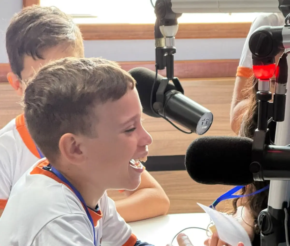 Dilton Coutinho recebe criançada na Rádio Sociedade News e mostra os bastidores do rádio em Feira de Santana
