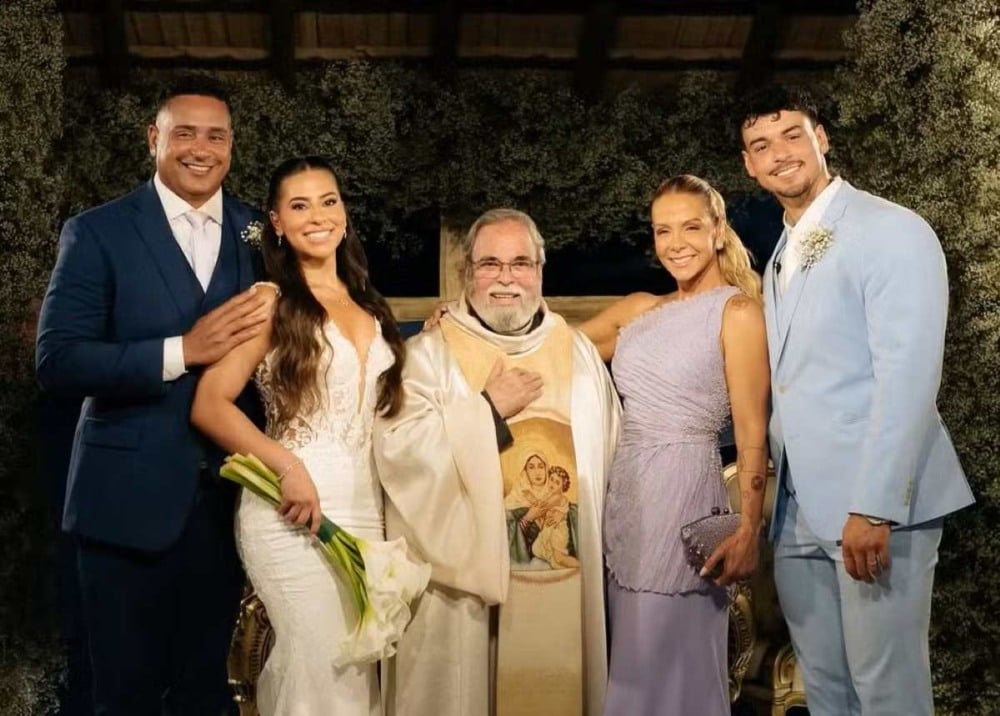Xanddy, Jarline, padre Antônio Maria, Carla e Victor Xanddy, Jarline, padre Antônio Maria, Carla e Victor