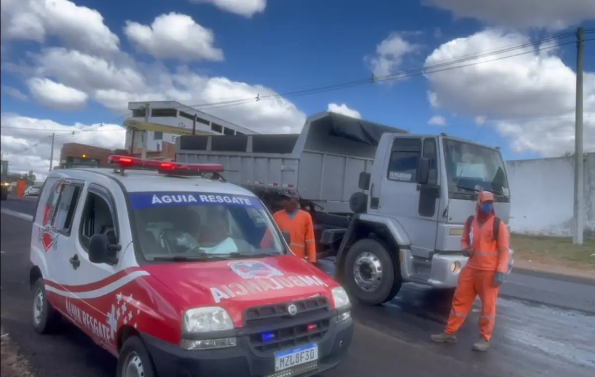 Motociclista passa por bloqueio em alta velocidade e atropela trabalhador na BA-409