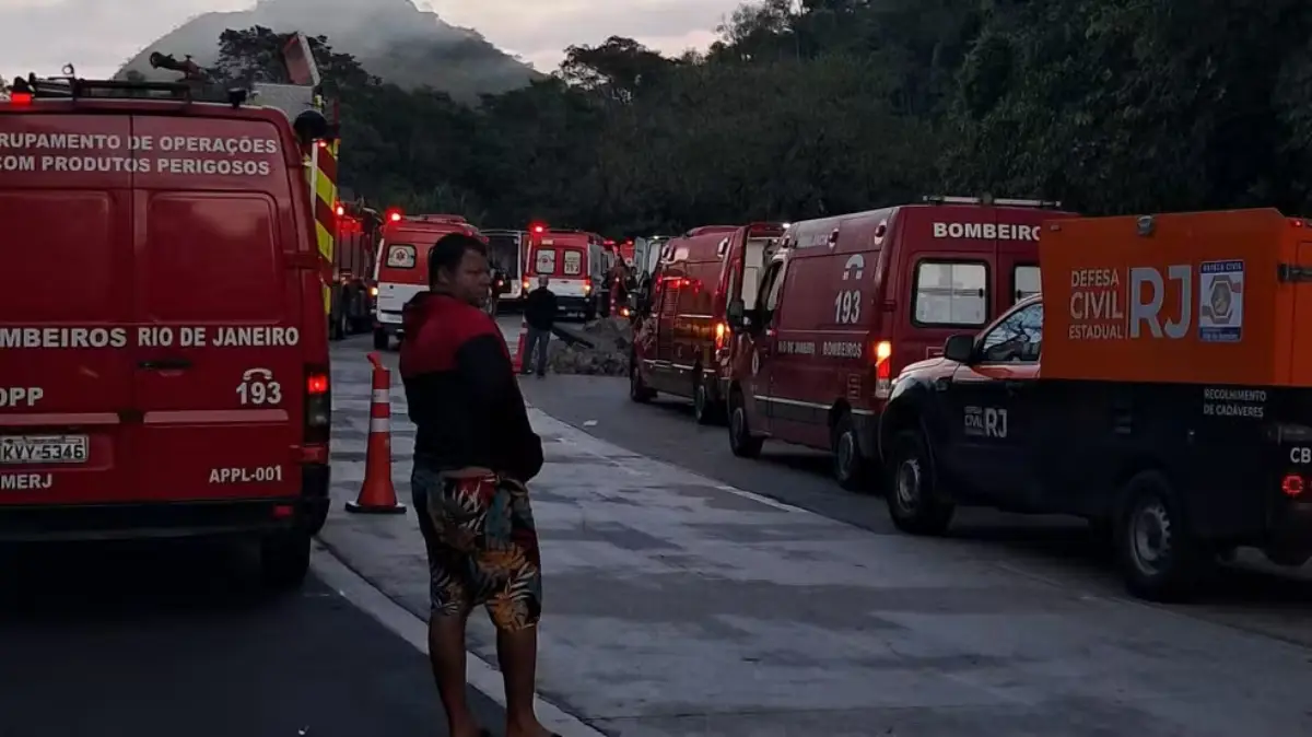 Ônibus tomba e mata nove pessoas na BR-040 no Rio de Janeiro
