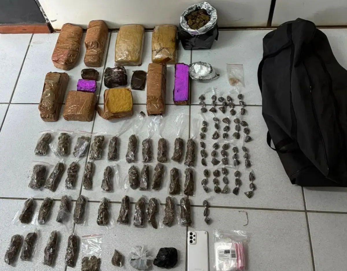 PM apreende drogas após suspeitos fugirem em Feira de Santana