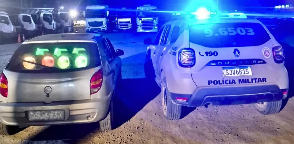 PM remove cinco veículos por som alto e apreende arma e drogas em Feira de Santana