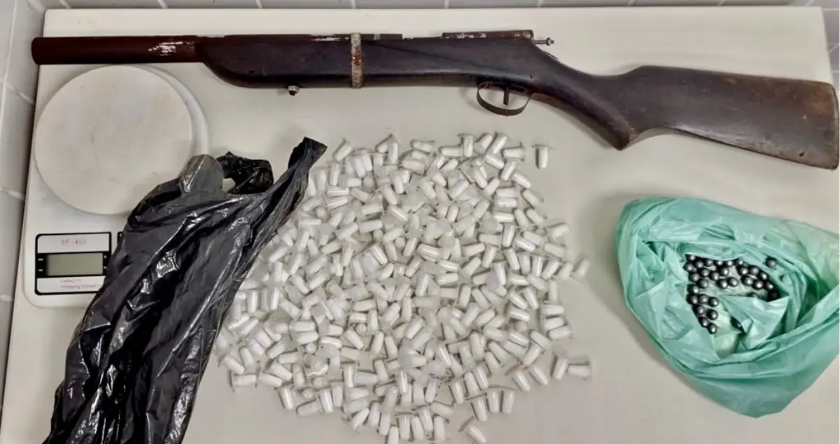 PM remove cinco veículos por som alto e apreende arma e drogas em Feira de Santana