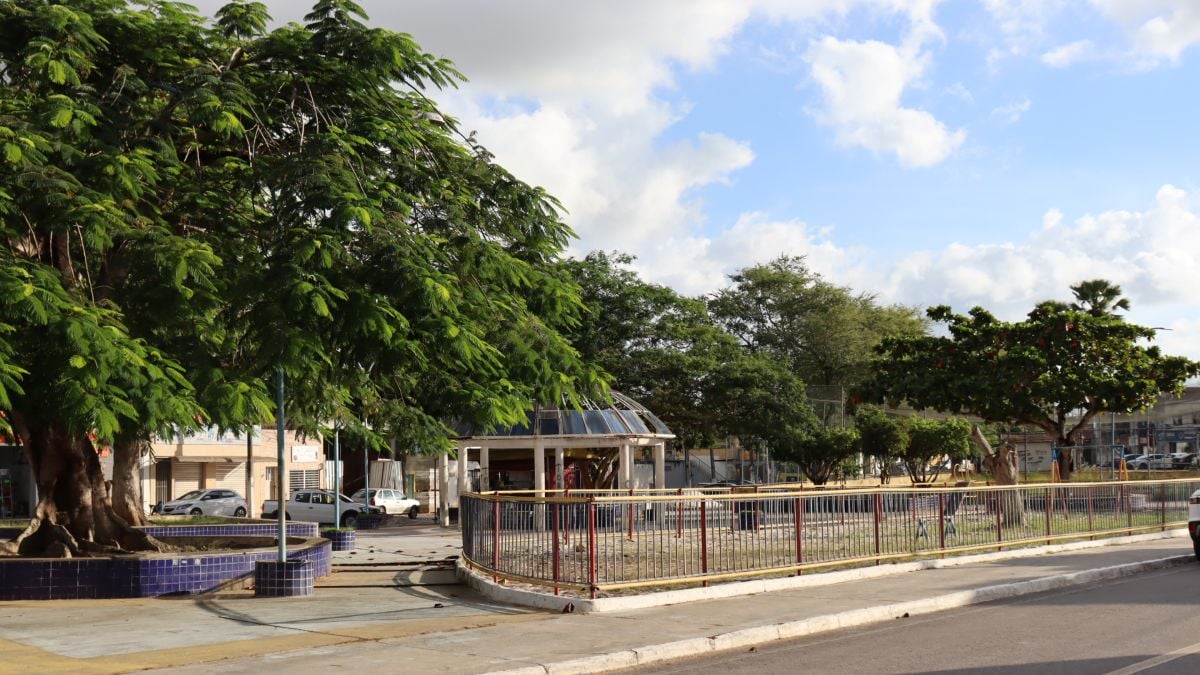 Praça das Palmeiras no Centro de Conceição do Jacuípe (Berimbau)