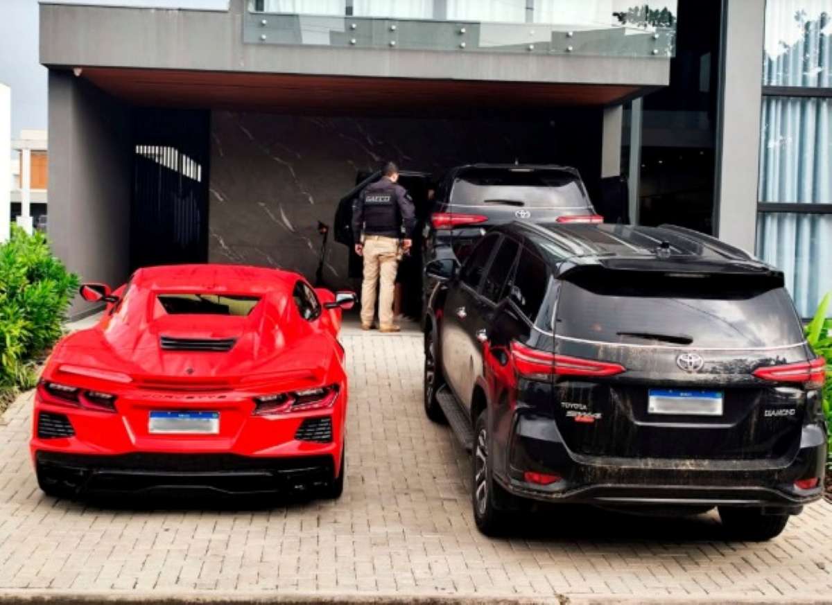 Operação apreende dinheiro, carros de alto padrão e equipamentos em condomínio de luxo em Feira de Santana