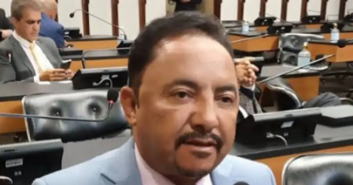 Deputado sai ileso após carro atingir duas vacas e cair em ribanceira na BR-407