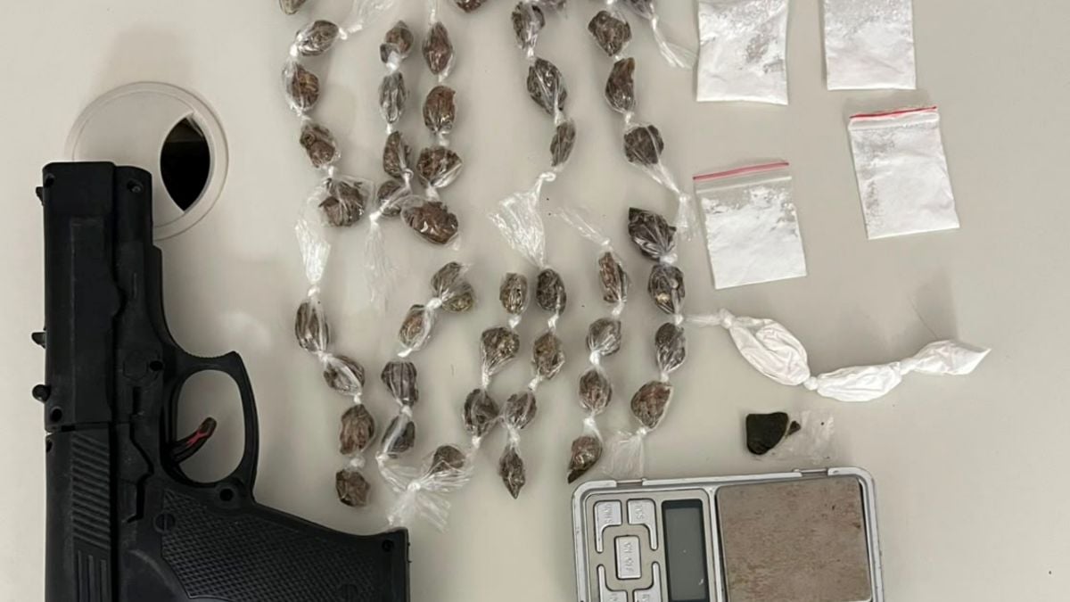 drogas e simulacro de arama de fogo apreendida