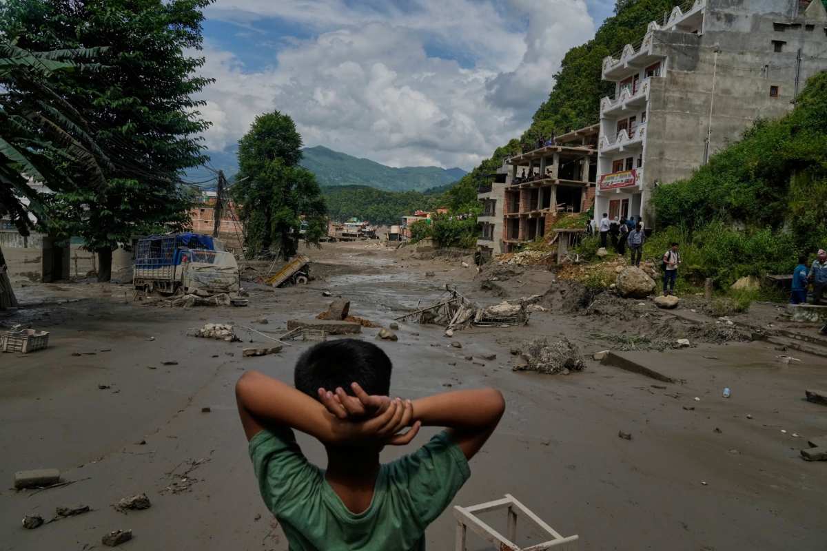 Inundanções e enchentes no Nepal e China matam mais de 90 pessoas; centenas estão desaparecidas